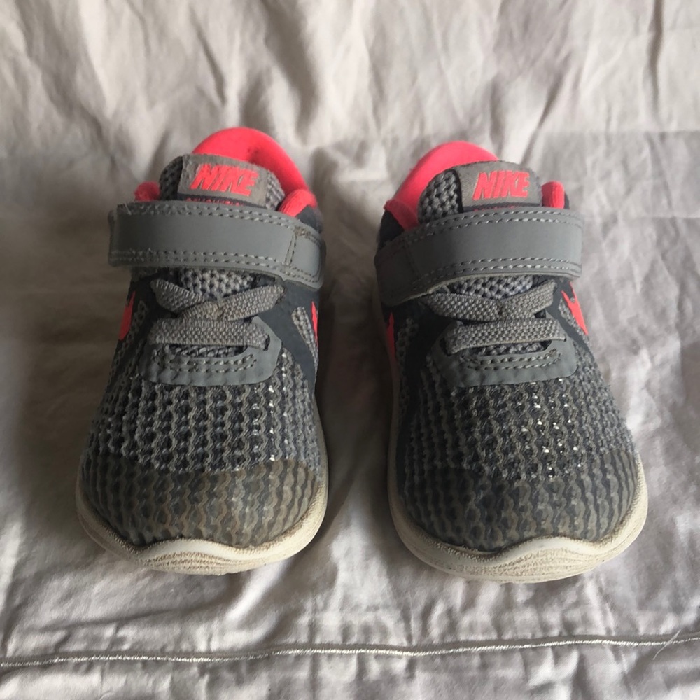 Nike girls sneaker.